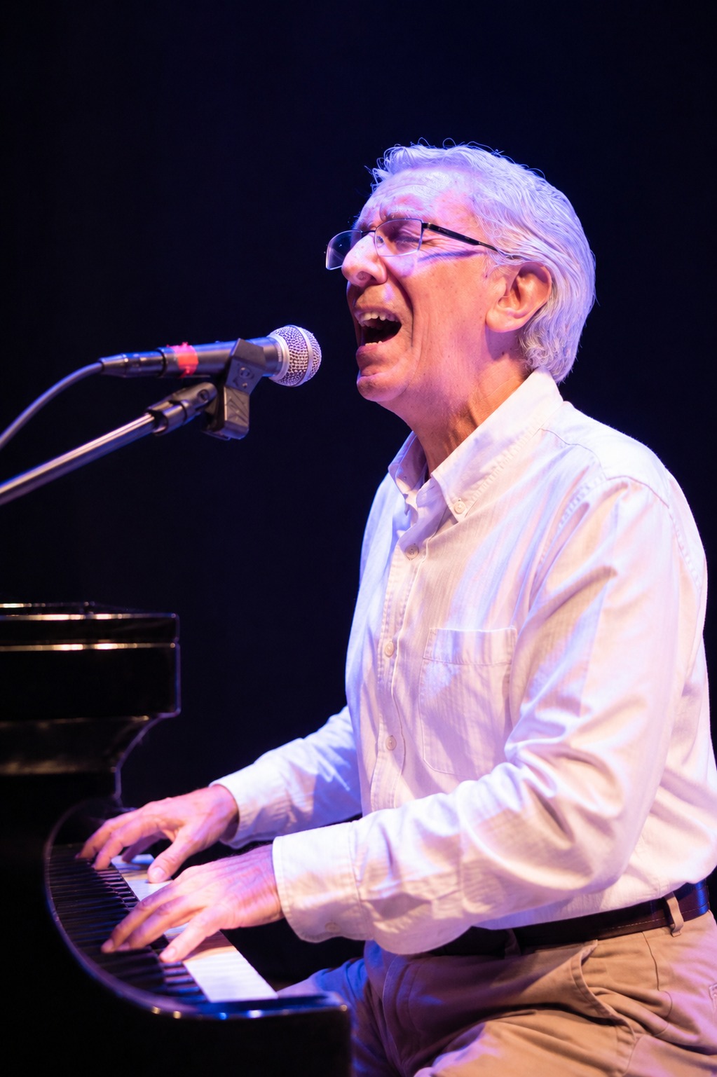 Rodrigo Sotomayor tocando piano